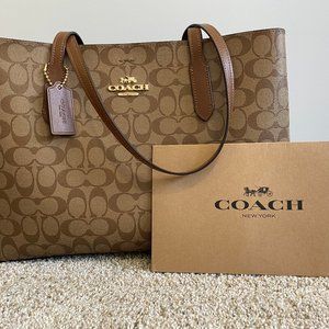 Coach Tote In Signature Canvas